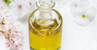 Aroma&ouml;l-, Hot-Stone- und Kr&auml;uterstempelmassage
