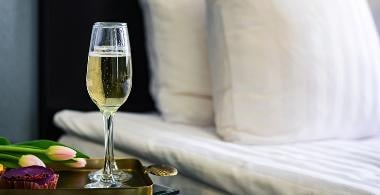 1 &Uuml;bernachtung f&uuml;r 2 Personen gro&szlig;z&uuml;gigen Weserzimmer mit Fr&uuml;hst&uuml;cksbuffet und Sekt