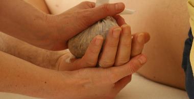 Kr&auml;uterstempelmassage