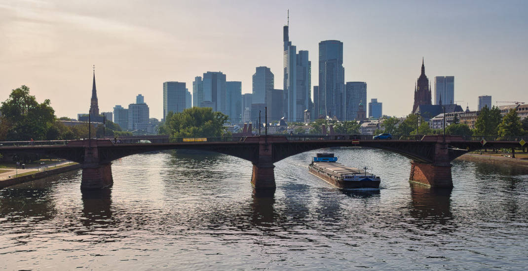 Frankfurter Hochhäuser und Mainbrücken