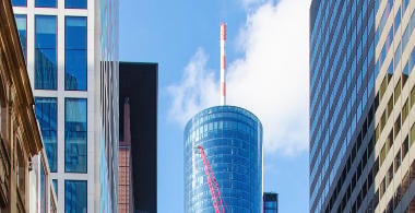 Neue Mainzer Stra&szlig;e mit Main Tower