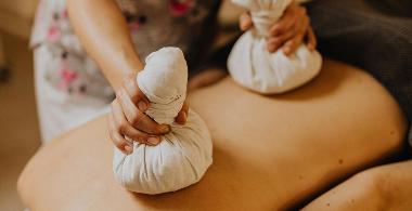 Kr&auml;uterstempel-Massage